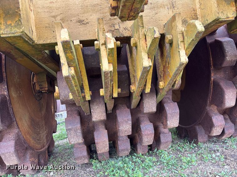 image for item EU7493 Hyster C410A padfoot roller