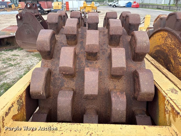 image for item EU7493 Hyster C410A padfoot roller