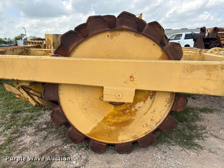 image for item EU7493 Hyster C410A padfoot roller