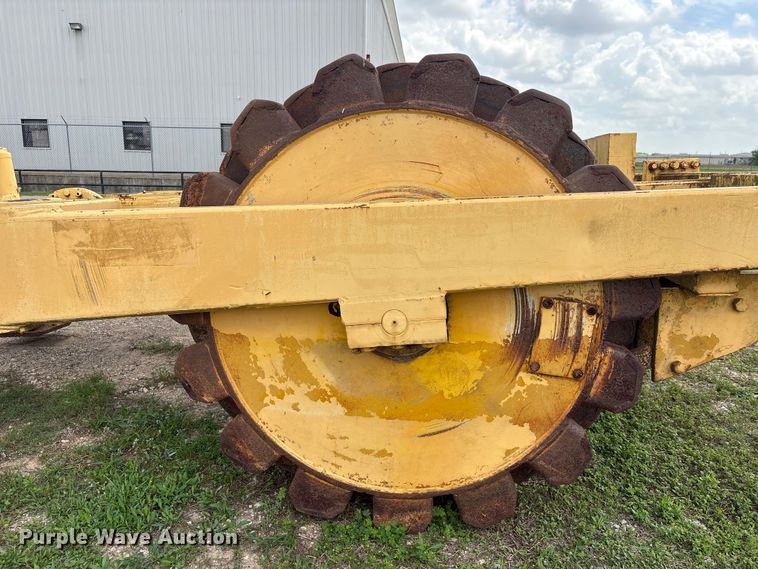 image for item EU7493 Hyster C410A padfoot roller