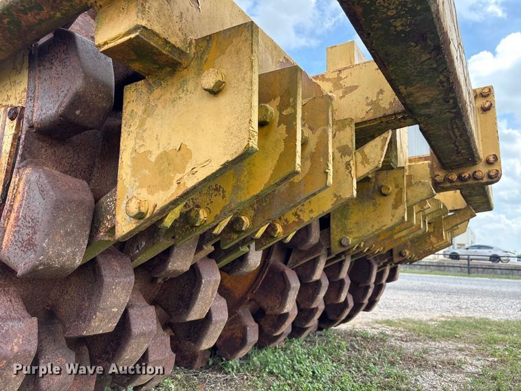 image for item EU7493 Hyster C410A padfoot roller