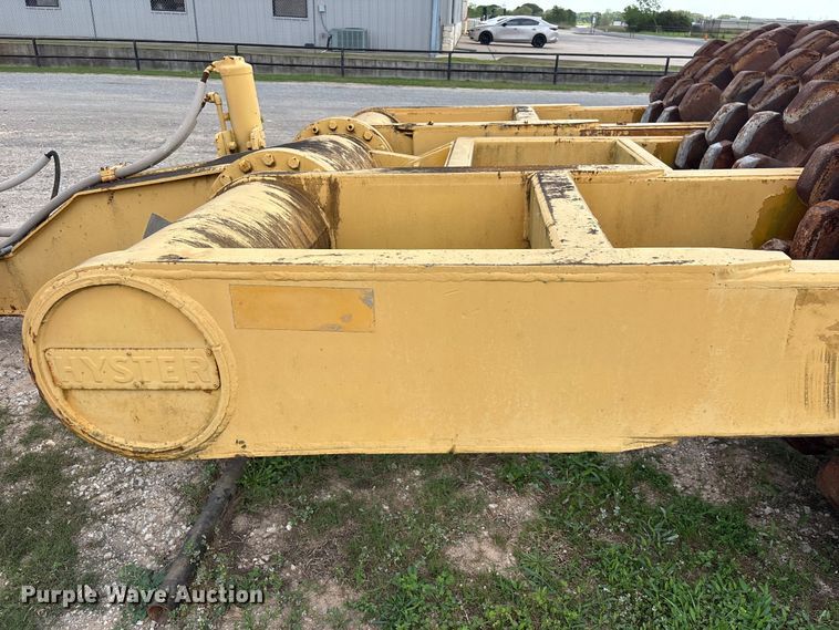 image for item EU7493 Hyster C410A padfoot roller