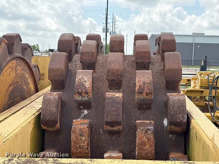 image for item EU7493 Hyster C410A padfoot roller