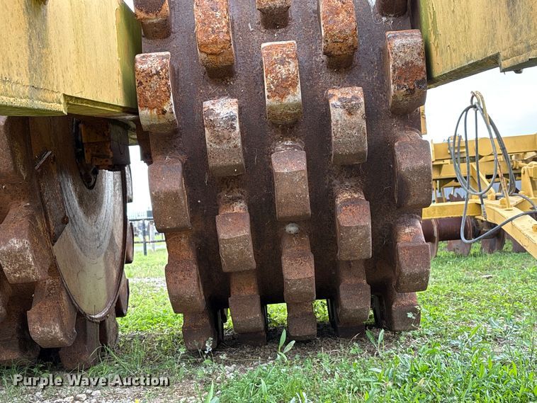 image for item EU7493 Hyster C410A padfoot roller