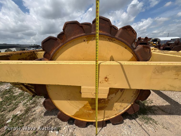 image for item EU7493 Hyster C410A padfoot roller