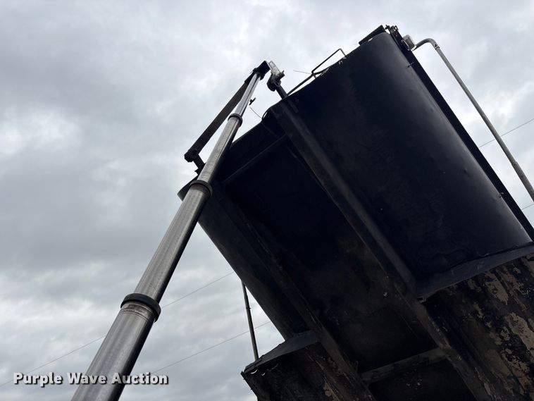 image for item EV2890 2004 Mack Granite dump truck