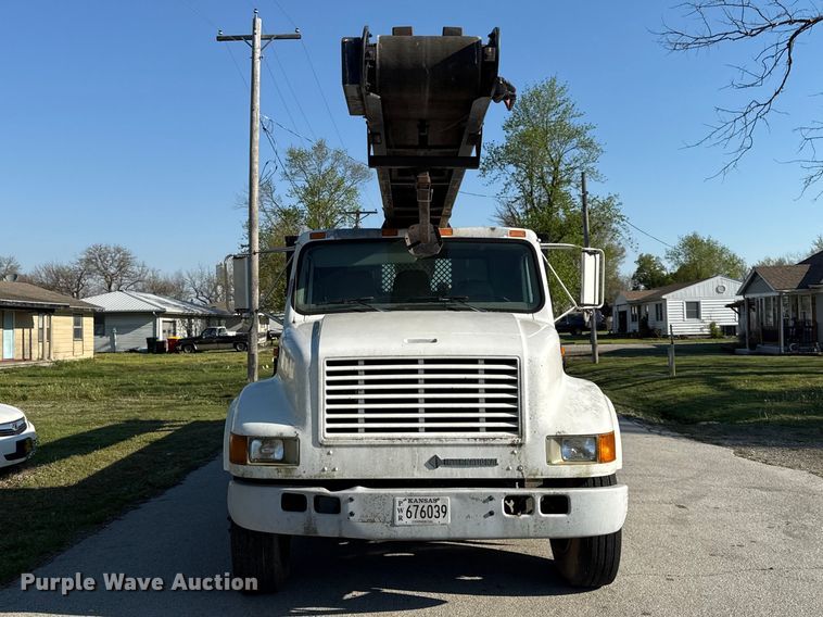 image for item EV7666 2001 International 4700 flatbed truck