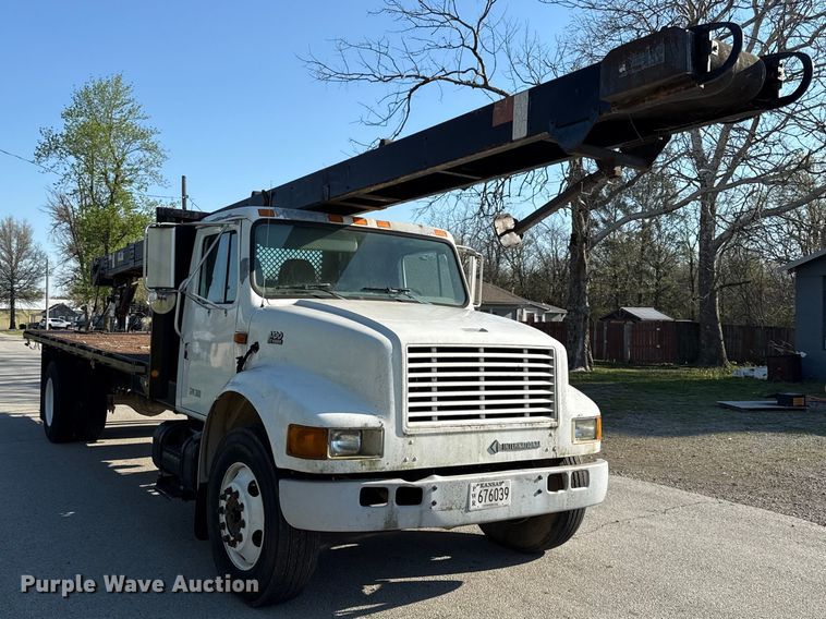 image for item EV7666 2001 International 4700 flatbed truck