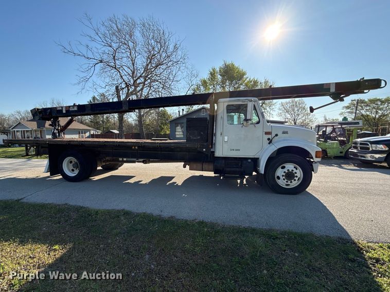 image for item EV7666 2001 International 4700 flatbed truck
