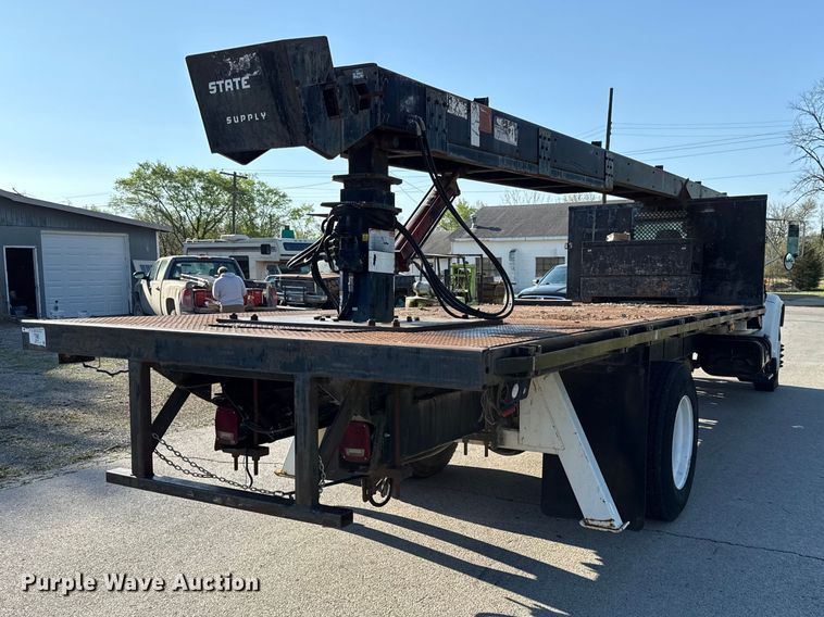 image for item EV7666 2001 International 4700 flatbed truck