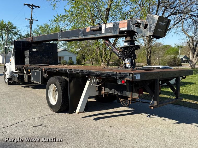 image for item EV7666 2001 International 4700 flatbed truck