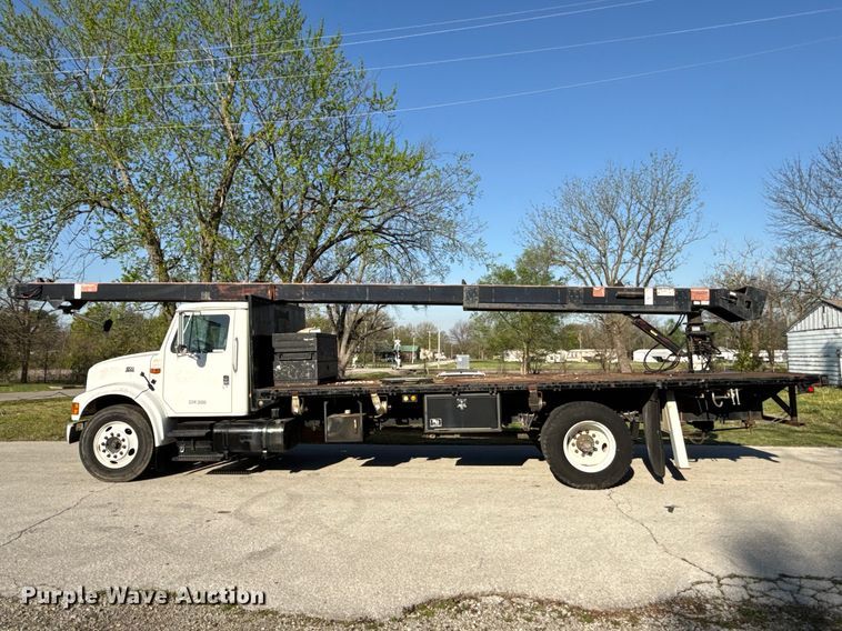 image for item EV7666 2001 International 4700 flatbed truck