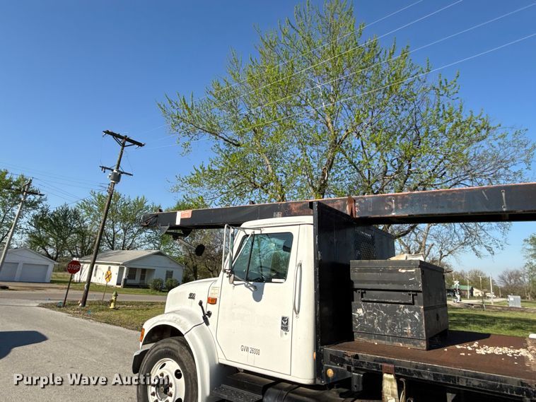 image for item EV7666 2001 International 4700 flatbed truck