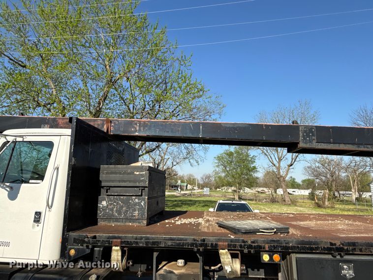 image for item EV7666 2001 International 4700 flatbed truck
