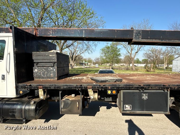 image for item EV7666 2001 International 4700 flatbed truck
