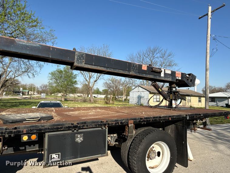 image for item EV7666 2001 International 4700 flatbed truck