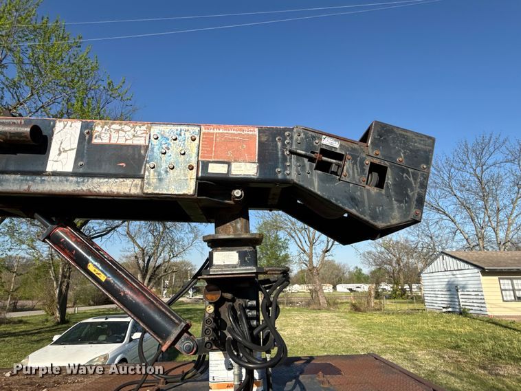 image for item EV7666 2001 International 4700 flatbed truck