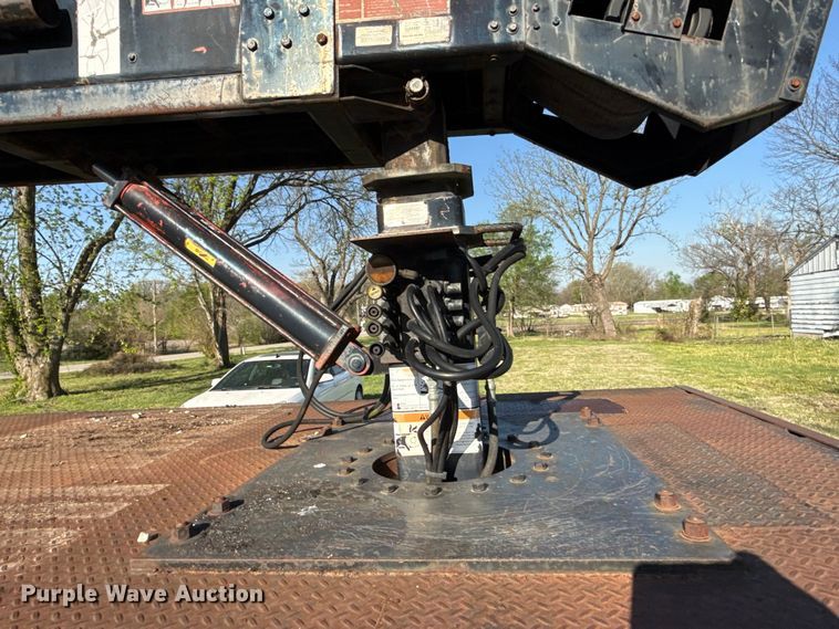 image for item EV7666 2001 International 4700 flatbed truck