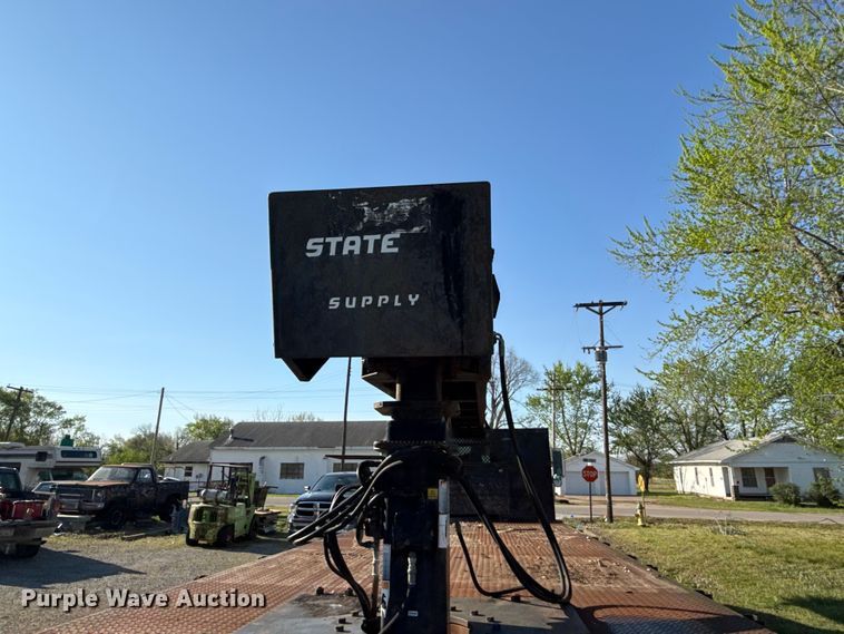 image for item EV7666 2001 International 4700 flatbed truck