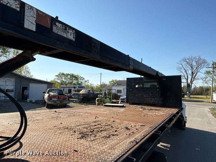 image for item EV7666 2001 International 4700 flatbed truck
