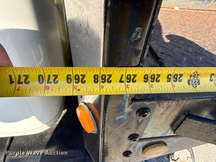 image for item EV7666 2001 International 4700 flatbed truck