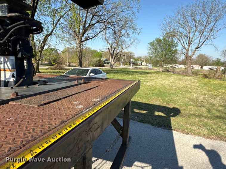 image for item EV7666 2001 International 4700 flatbed truck