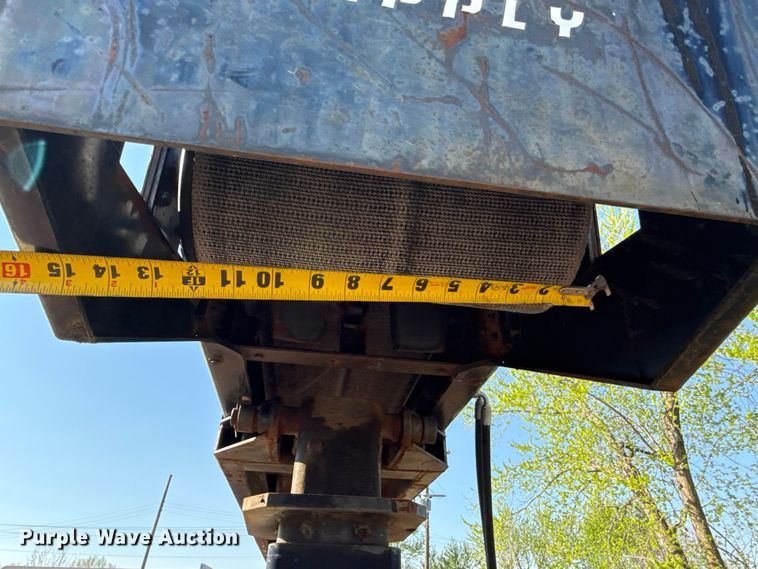 image for item EV7666 2001 International 4700 flatbed truck