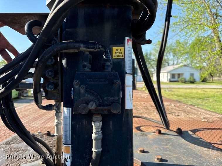 image for item EV7666 2001 International 4700 flatbed truck