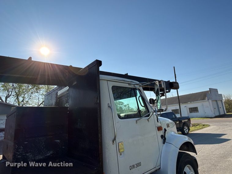 image for item EV7666 2001 International 4700 flatbed truck