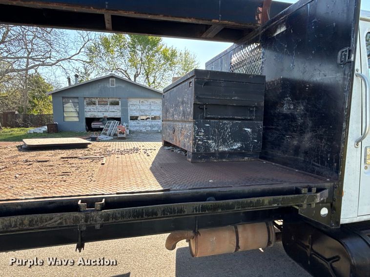 image for item EV7666 2001 International 4700 flatbed truck