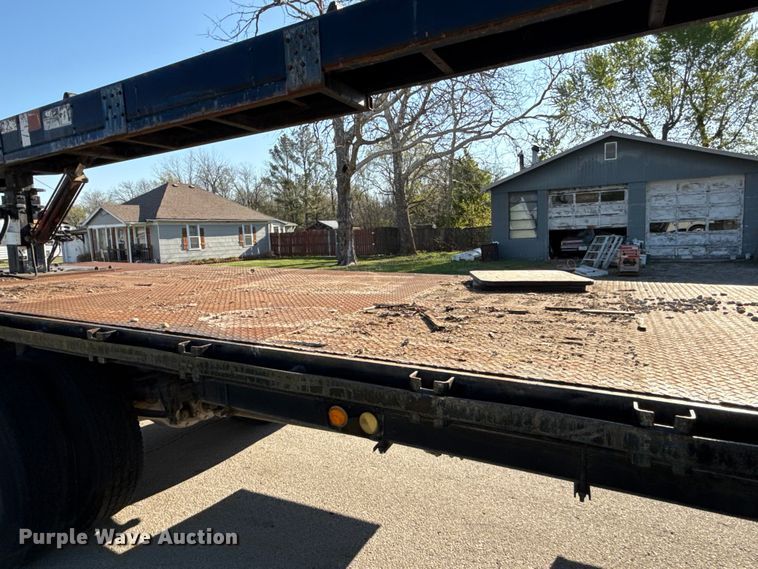image for item EV7666 2001 International 4700 flatbed truck