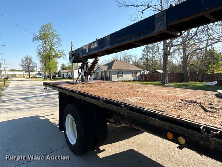 image for item EV7666 2001 International 4700 flatbed truck