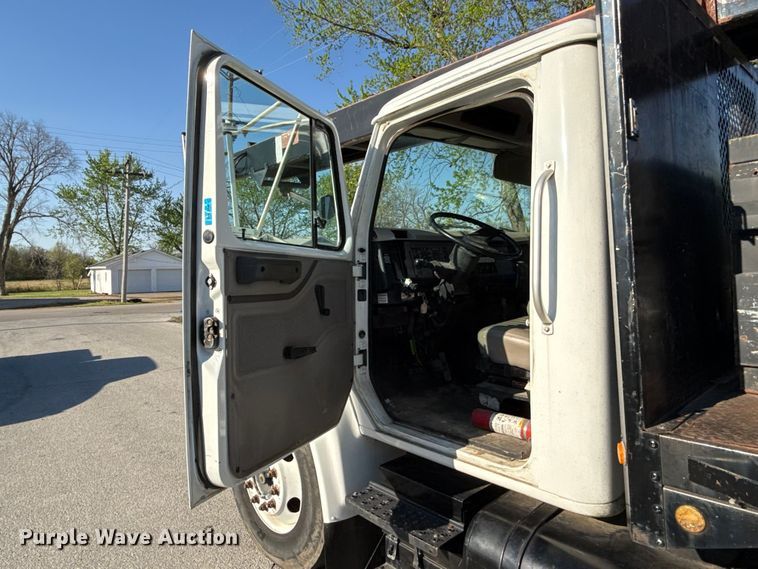 image for item EV7666 2001 International 4700 flatbed truck