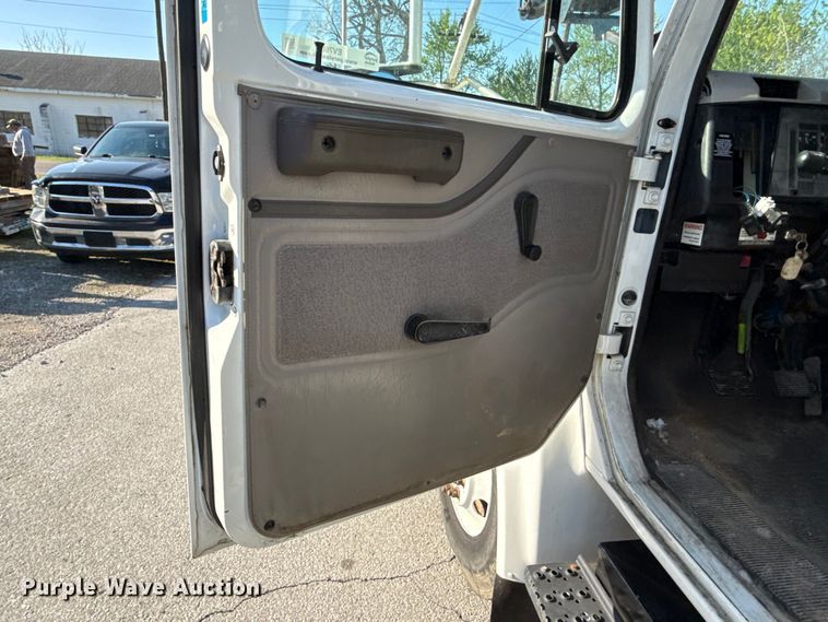 image for item EV7666 2001 International 4700 flatbed truck
