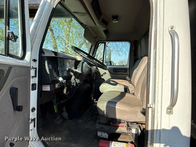 image for item EV7666 2001 International 4700 flatbed truck