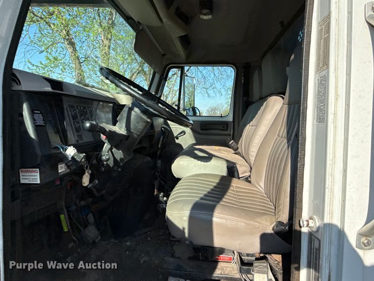 image for item EV7666 2001 International 4700 flatbed truck