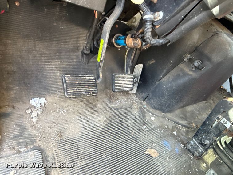 image for item EV7666 2001 International 4700 flatbed truck