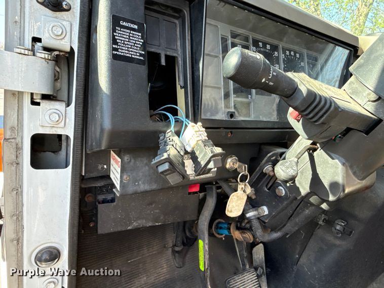 image for item EV7666 2001 International 4700 flatbed truck