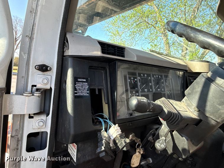 image for item EV7666 2001 International 4700 flatbed truck