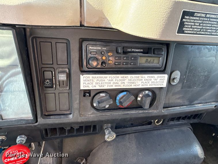 image for item EV7666 2001 International 4700 flatbed truck