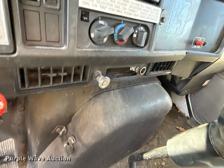image for item EV7666 2001 International 4700 flatbed truck