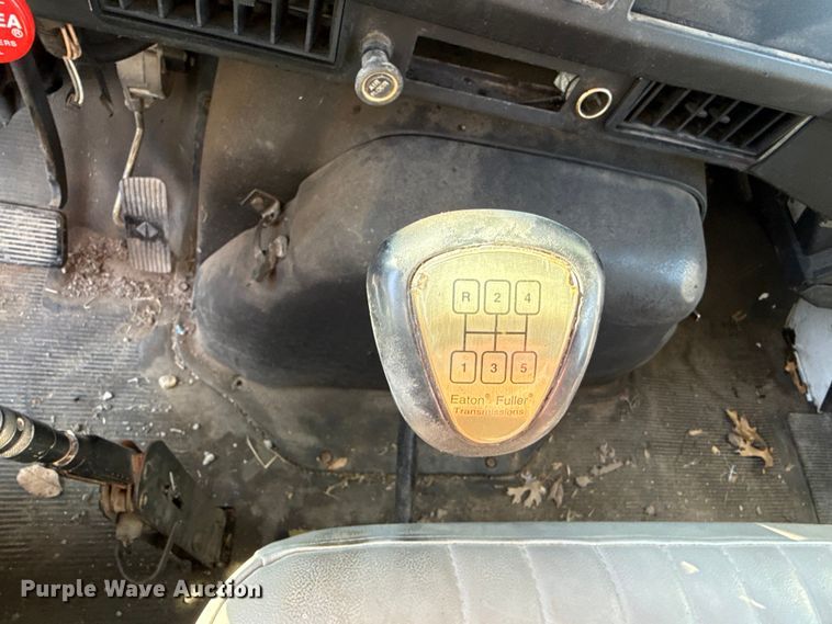 image for item EV7666 2001 International 4700 flatbed truck