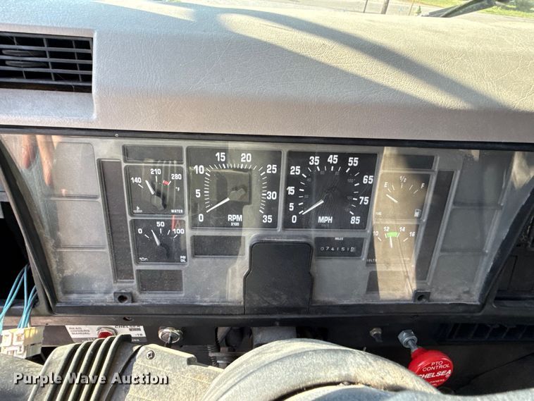 image for item EV7666 2001 International 4700 flatbed truck