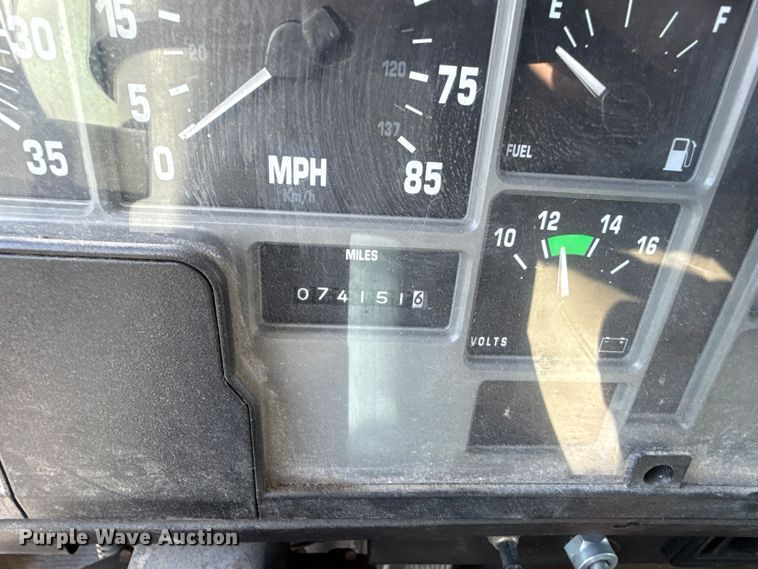 image for item EV7666 2001 International 4700 flatbed truck