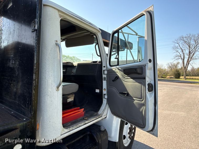 image for item EV7666 2001 International 4700 flatbed truck