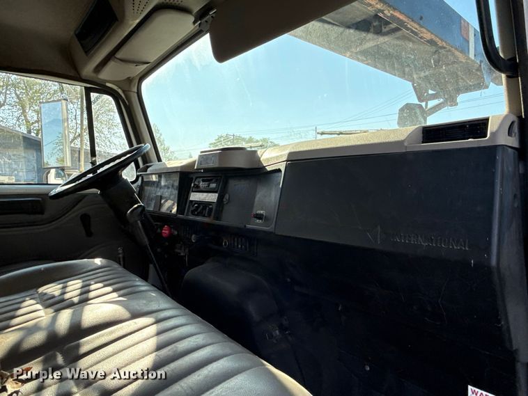 image for item EV7666 2001 International 4700 flatbed truck