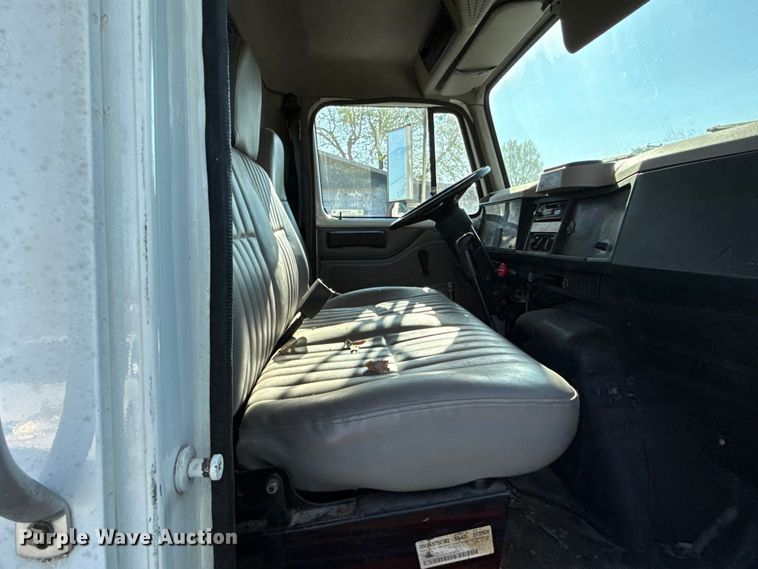 image for item EV7666 2001 International 4700 flatbed truck