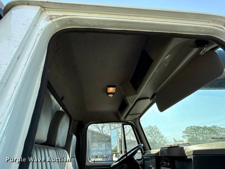 image for item EV7666 2001 International 4700 flatbed truck