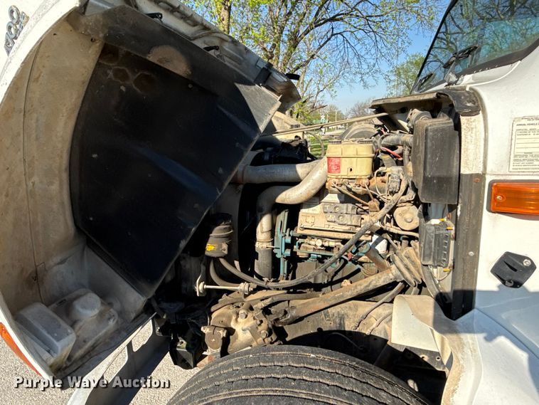 image for item EV7666 2001 International 4700 flatbed truck