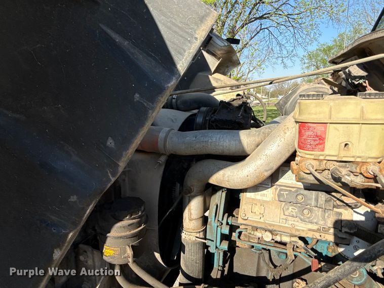 image for item EV7666 2001 International 4700 flatbed truck